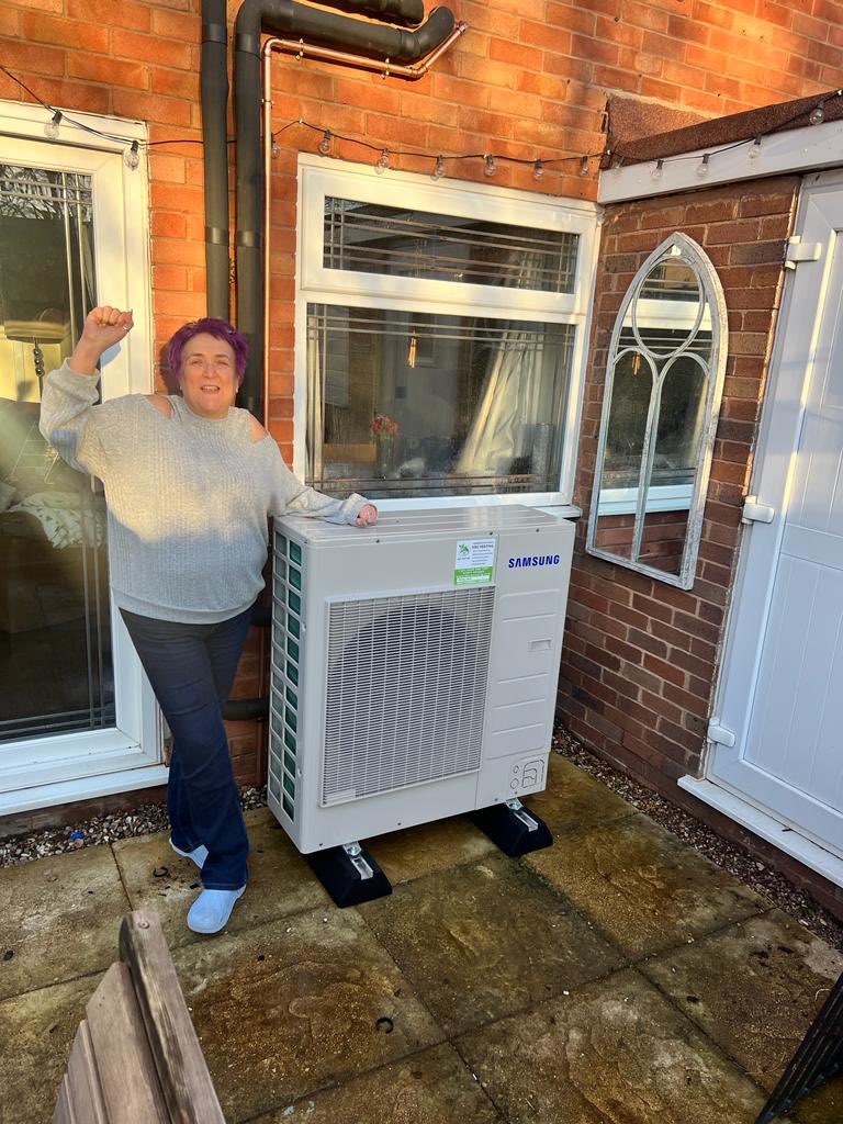mscheating's tweet photo. 🔥another client who’s house will be warm ready for the Big Man and not costing the planet 🎅🏼 👣 🌎✅♻️
#kidderminster
#heating #heatpumps #greenenergy #savetheplanet #renewableenergy #ashp #greenfuture #heatpump #mcs #samsung #reducecarbonfootprint #happy #airsourceheatpump
💯♨️ https://t.co/mmnfRCNtAv