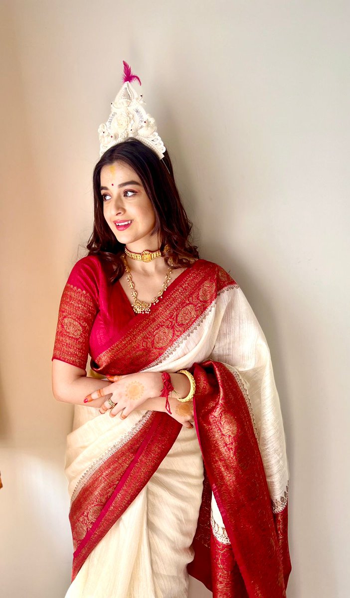 Calcutta_Times's tweet photo. Pre-wedding rituals are in full swing. The soon-to-be bride Darshana Banik looks gorgeous in her Adhibash attire ❤️
#preweddingrituals #adhibash #bengaliwedding #bengalibride https://t.co/reOpZ3kRIh