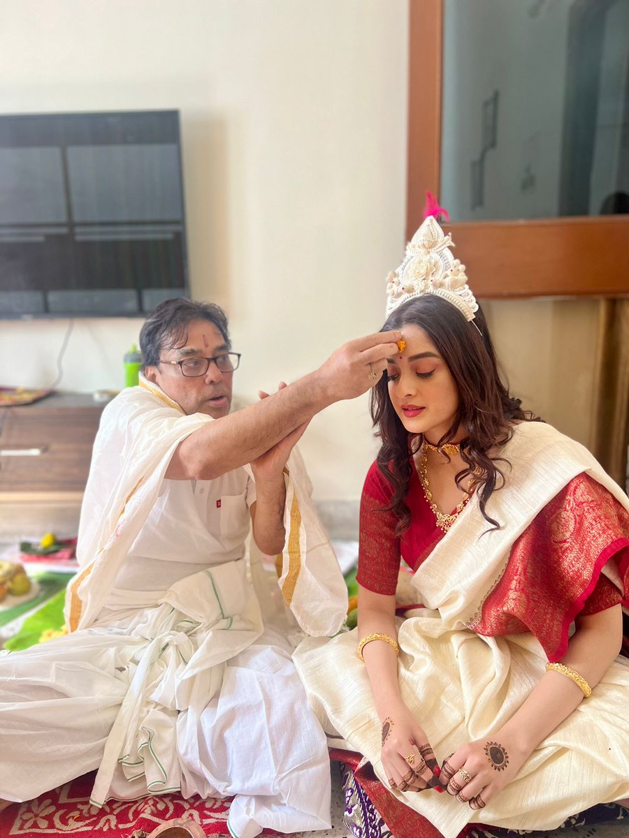 Calcutta_Times's tweet photo. Pre-wedding rituals are in full swing. The soon-to-be bride Darshana Banik looks gorgeous in her Adhibash attire ❤️
#preweddingrituals #adhibash #bengaliwedding #bengalibride https://t.co/reOpZ3kRIh