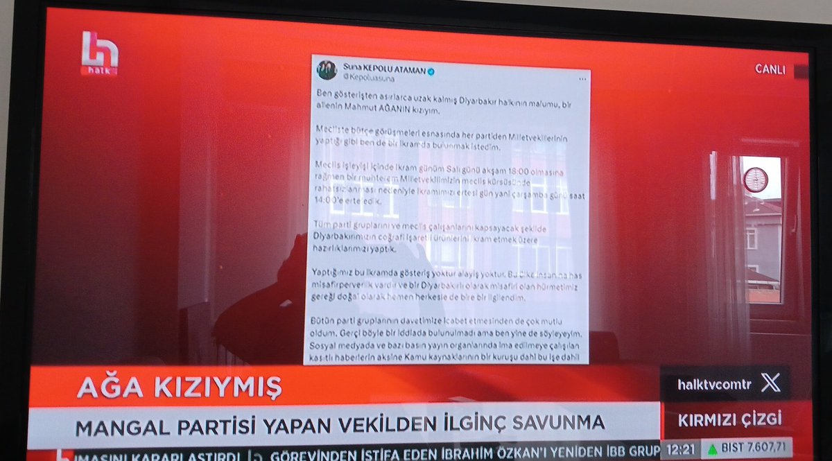 Milletvekili hanım efendi böyle savunmuş kendini  hanım hanım orası senin evinin bahçesi değil oradaki görevin  fakir fukara garib gurban in hakkını savunmak  oraya mangal keyfi yap diye gondermedi bu millet sizi  özrün kabahatinden daha büyük  AĞA kızı  böyle olmuyor 😡😡