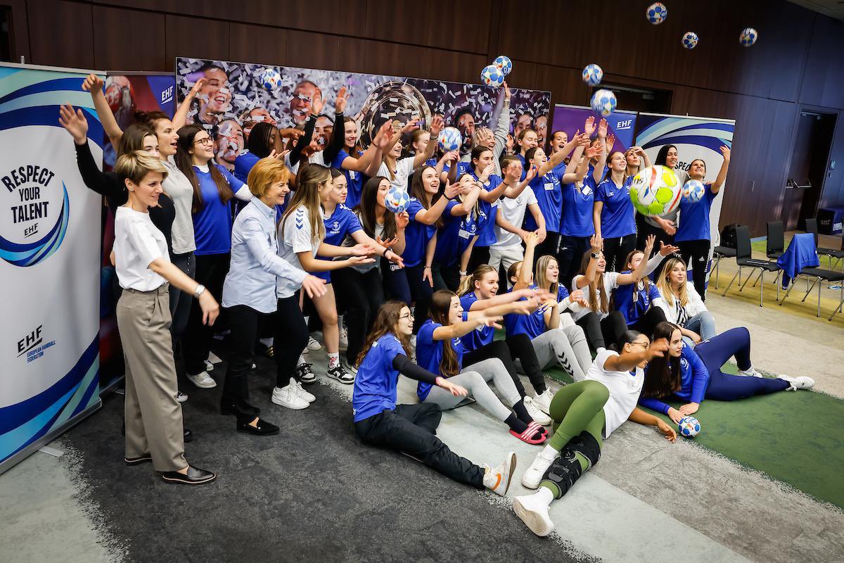 BMMontequinto's tweet photo. 📢 | Éxito total del #respectyourtalent Camp 2023 de la EHF. Marta Regordán ha vivido esta experiencia junto a 30 jóvenes talentos de 21 países, con embajadores como Andrea Lekić y Carmen Martín @caramela_88 compartiendo experiencias🤩.

📷 @kolektiffimages https://t.co/eWaU0qPhXA