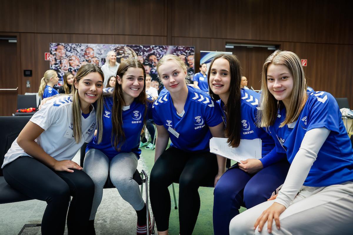 BMMontequinto's tweet photo. 📢 | Éxito total del #respectyourtalent Camp 2023 de la EHF. Marta Regordán ha vivido esta experiencia junto a 30 jóvenes talentos de 21 países, con embajadores como Andrea Lekić y Carmen Martín @caramela_88 compartiendo experiencias🤩.

📷 @kolektiffimages https://t.co/eWaU0qPhXA