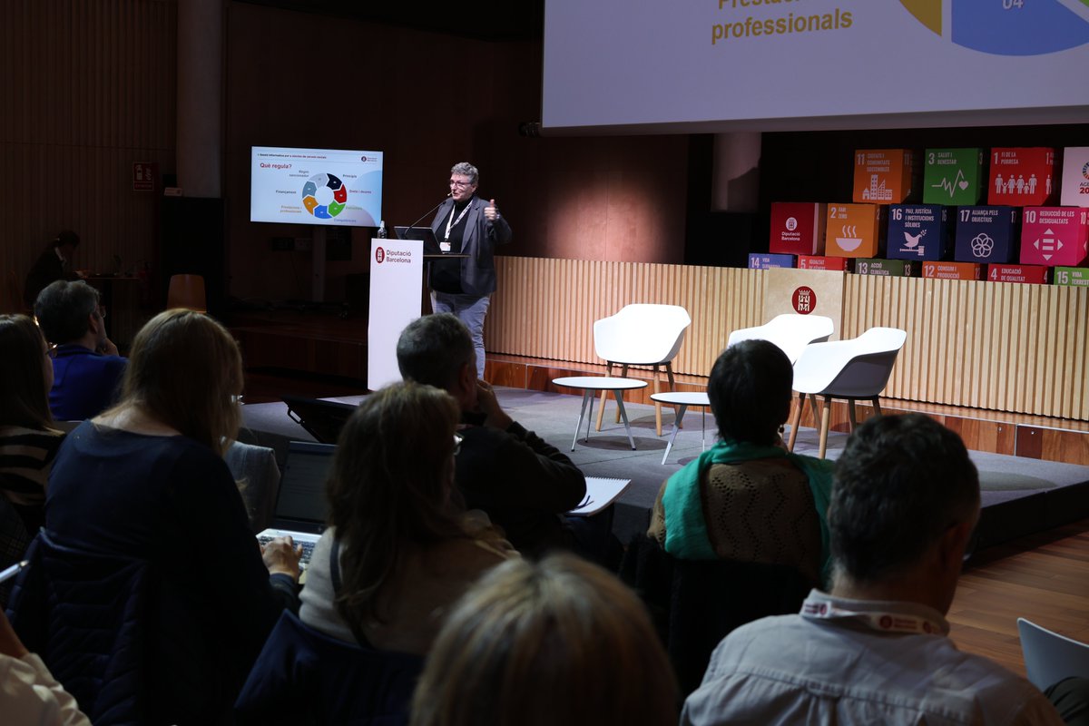 Comença la Conferència “Els serveis Socials bàsics: marc normatiu i competencial” de @NFustie responsable de <a href="/coopsoclab/">coopsoclab</a>,  que fa un repàs del marc normatiu i competencial per desenvolupar polítiques de #ServeisSocials.

#ServeisSocialsDiba #SocialDiba