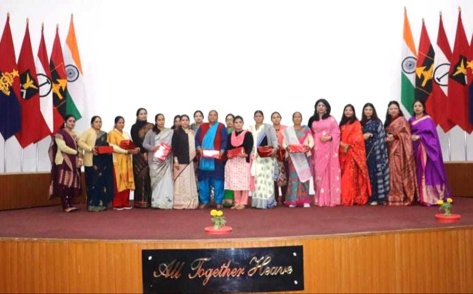 Mrs Sunita Dwivedi, Regional President, #AWWA, DhruvaCommand visited #Raiwala Military Station of #StrikeOne & interacted with families. She felicitated women achievers & motivated them to strive for self reliance. 

@adgpi
@OfficialAwwa
#NariShakti 
#Strikeone