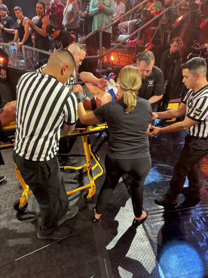 RoudeAndra's tweet photo. Sending my thoughts to Ilja Dragunov after that scary moment. Hoping for a speedy recovery. Stay strong! #GetWellSoonIlja #wwe https://t.co/WWu1xFvUFS