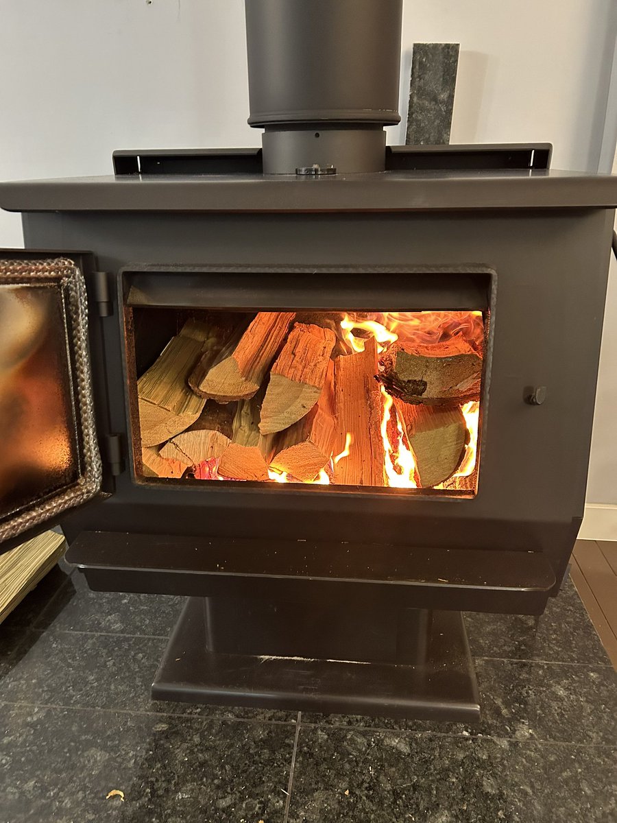 Энэ жил би өөрөө зуухтай болсон. Өдий зэргээр 36-40+ цаг байрыг халаана. Дөчин цаг. Дахиад хэлье, 40 цаг. 200 орчим кв.м байшингийн 1 давхарыг 22-23С, 2 ба 3-р давхарыг 17-18С-д барина. Гадаа -25С байхад шүү. Дангаараа! Утаагүй. Яндангаар нь модонд агуулагдсан чийг уур болж гарна