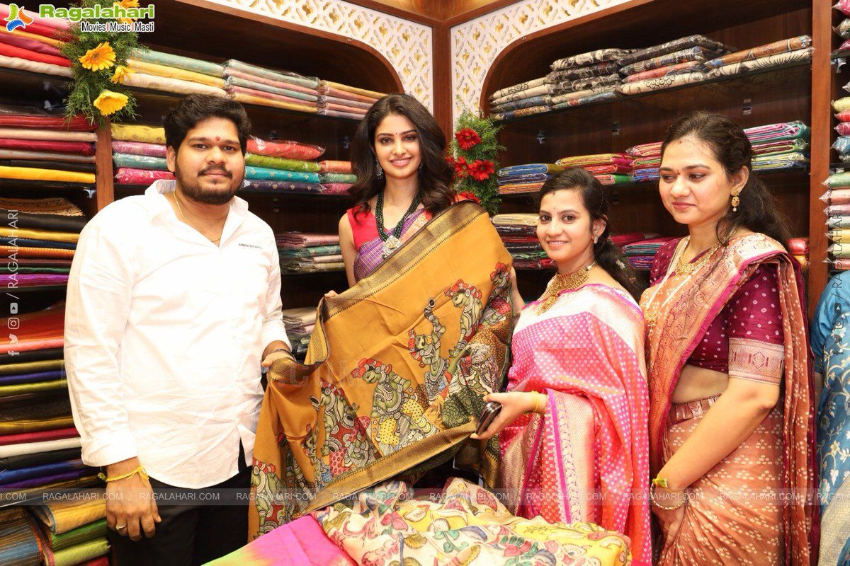 Miss World Manasa Varanasi inaugurated the Grand Launch of White House Store from Mangalagiri Chillapalli Handlooms, Hyderabad. 

Check out full gallery👇
rglhri.in/4algtqN

#ManasaVaranasi #WhiteHouseStore #Handlooms #Ragalahari @varanasi_manasa