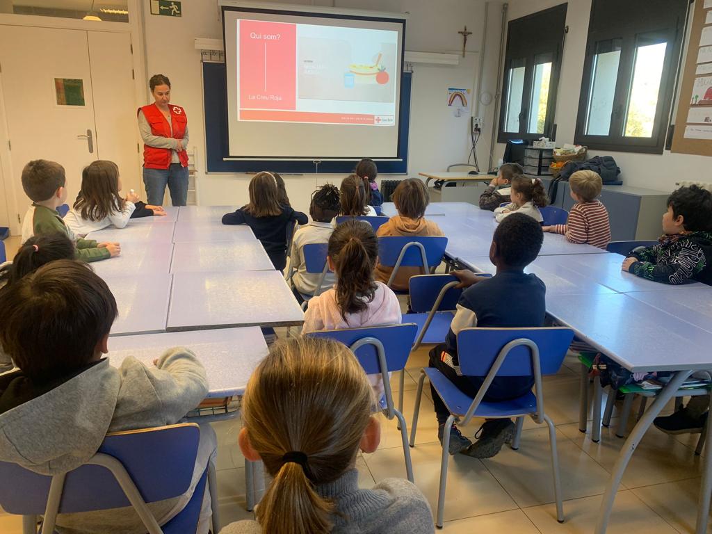 Centres primària continuen amb #ItinerarisFormatius #PrimersAuxilis

Ja fa 3 anys que regidoria #EducacióLMV aposta per formar alumnat d'I5 a 6è de primària amb #CreuRoja per aprendre i posar en pràctica les actuacions bàsiques de primers auxilis

#lesMasiesdeVoltregà #SalutLMV