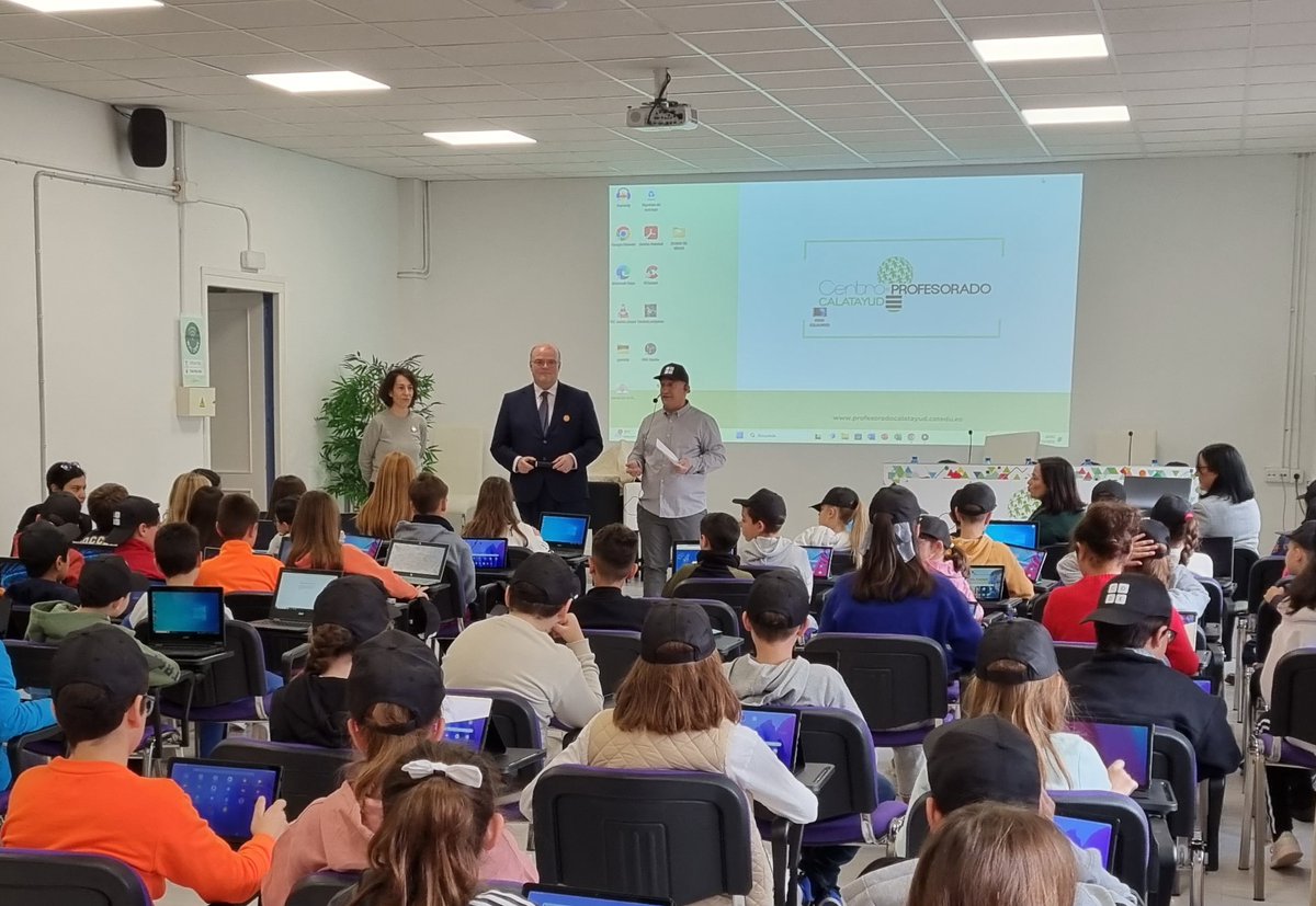 Ayer en el Centro de Profesorado de Calatayud tuvo lugar la #HoraDelCodigo, evento de gran relevancia mundial cuyo objetivo es acercar la programación al alumnado. El Director General de Personal, Innovación y Formación del Gobierno de Aragón, José María Cabello, inauguró el acto
