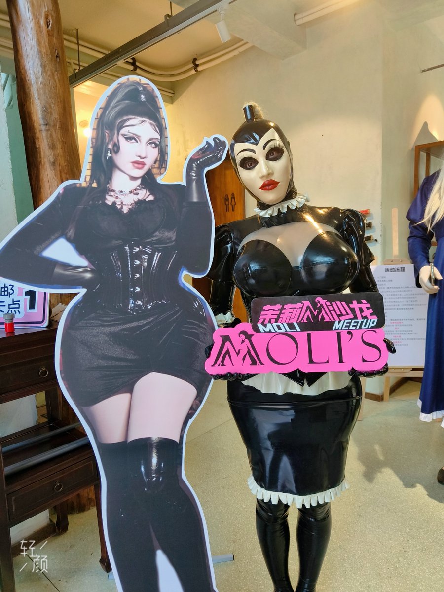 对于性感我总会先想到乳胶衣
I always think of latex suits first when I think of sexy.
<a href="/IceQuee47610436/">IceQ</a> 
#molis #茉莉沙龙 #MoliMeetup #latex #crossdress #siliconebreasts #latexmodel #latexfetish