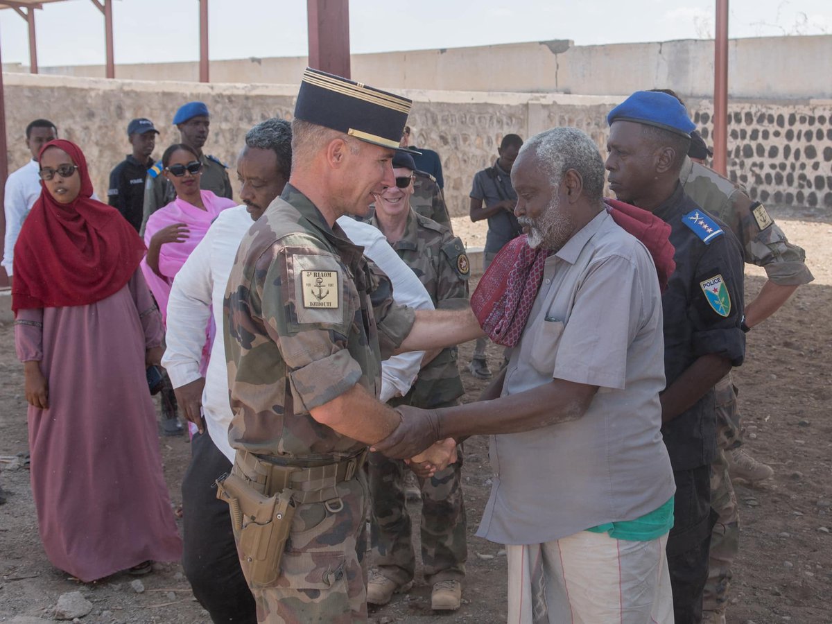 EtatMajorFR's tweet photo. #FFDJ | Le mois dernier, plus de 400 soldats des @FFDJ_Officiel et des forces armées djiboutiennes 🇩🇯 ont mené des patrouilles nomades pour venir en aide à la population dans plusieurs localités.
Objectif → renforcer la coopération et les actions communes sur le terrain. https://t.co/zjGu2ZZc0i