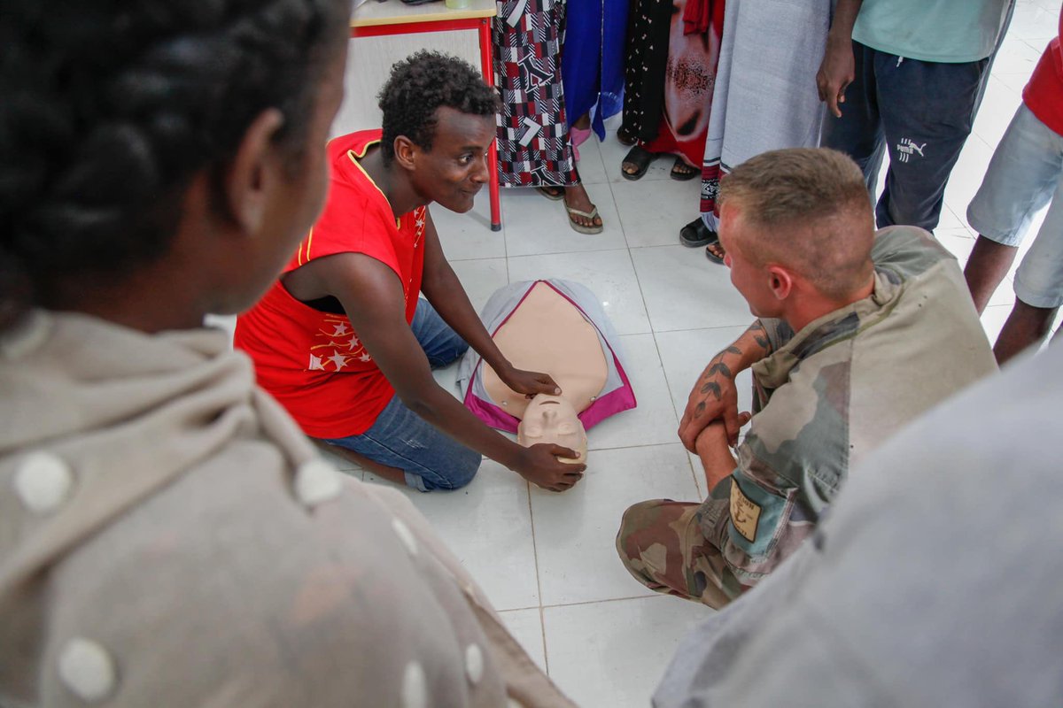 EtatMajorFR's tweet photo. #FFDJ | Le mois dernier, plus de 400 soldats des @FFDJ_Officiel et des forces armées djiboutiennes 🇩🇯 ont mené des patrouilles nomades pour venir en aide à la population dans plusieurs localités.
Objectif → renforcer la coopération et les actions communes sur le terrain. https://t.co/zjGu2ZZc0i