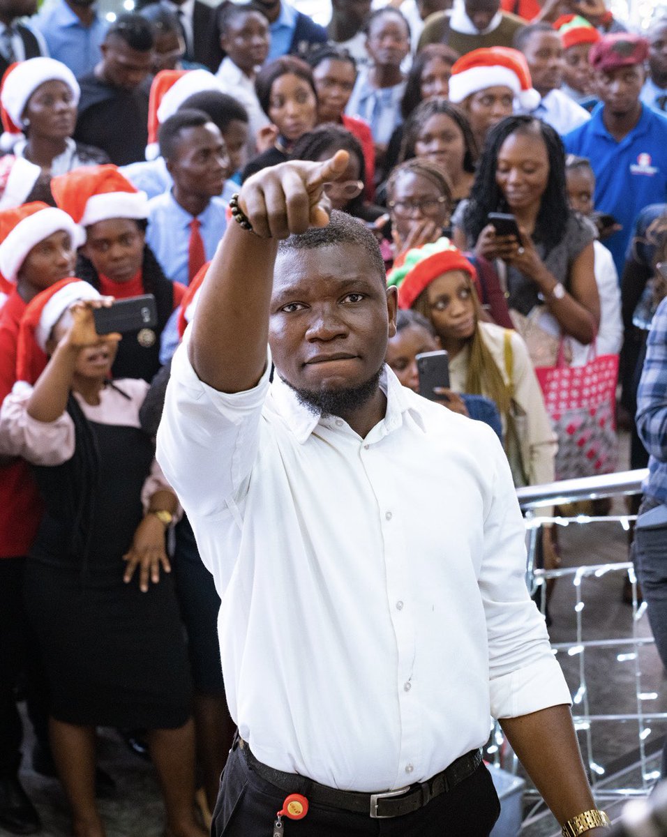 UBAGroup's tweet photo. Best caption wins 3k airtime. Letโs go. โฌ๏ธ
#AfricasGlobalBank #DecemberWithUBA https://t.co/Yex0fxpBnQ