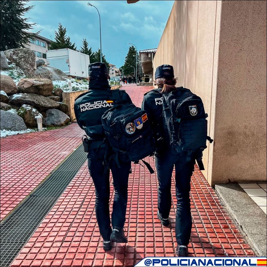 policia's tweet photo. #BuenosDiasATodos 

Cuando haces de tu sueño✨ una pasión💙

De tu pasión💙 un trabajo👮‍♂️

Y de tu profesión👮‍♀️ una forma de vida...

Te das cuenta de que no pudiste haber elegido mejor el camino😉

#FelizMiércoles https://t.co/pFdVQ1vmGS