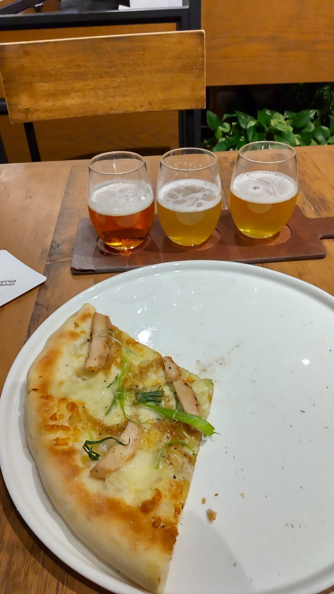 sugaw41's tweet photo. 右側から
ホワイトエール
デイドリーム
ブルックリンラガー
となりまーす😋
#CPK
#craftbeerflight https://t.co/7yVsafasHe