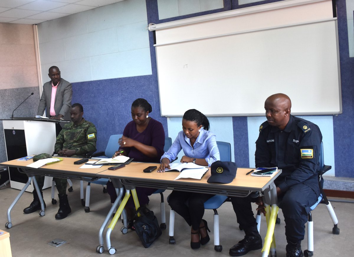 Uyu munsi mu Karere ka Karongi habaye ihererekanyabubasha hagati y’uwari Umunyamabanga Nshingwabikorwa w’Akarere Bwana KARANGWA James n’umusimbuye mu nshingano by’agateganyo Madamu NARANGWE Celestine Liliane usanzwe ari Umuyobozi w’Imirimo rusange muri aka karere.