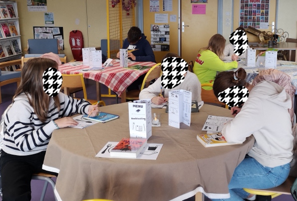 EmileCdi's tweet photo. Dégustations littéraires au CDI au mois de  décembre pendant  la pause méridienne. Merci aux élèves pour leur enthousiasme, leur curiosité et leur partage #lecture #CDI https://t.co/jCNPOodbGL