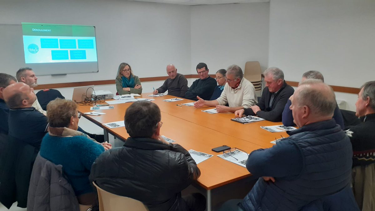 FDSEA56's tweet photo. Les Assemblées de secteur se poursuivent =>hier c'était SAINT JEAN BREVELAY & ELVEN
De bons échanges sur une actualité dense #prix #IED #Ratioprairie #GrippeAviaire #Etiquetage #GNR #Par7
Et tjrs #onmarchesurlatete
Aujourd'hui c'est à #Guer et au #Faouet
Venez nombreux ! https://t.co/uaVCN3wsbb