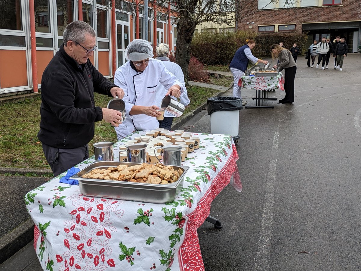 CollegeLongueau's tweet photo. A l'initiative de la commission menu du @CollegeLongueau et de la Cheffe de cuisine, des gâteaux fabriqués par les élèves et du chocolat chaud ont été servis à la récréation ce matin. Un franc succès pour tous les gourmands ! https://t.co/OIuPwxw9QH