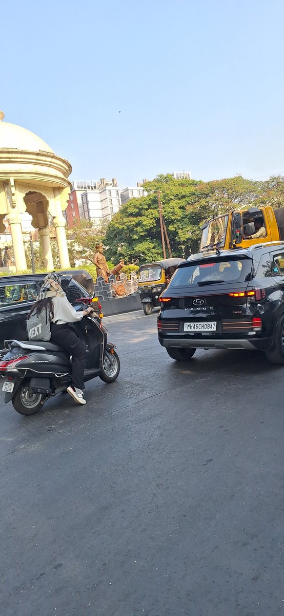 CrimeNavi's tweet photo. नेरुळ   सर्कल ला एक बीके आणि कार विरुद्ध दिशेने आली त्यामुळे ट्राफिक जाम झाला....इथे सिग्नल हवाच @NMMCCommr @Navimumpolice https://t.co/AR5hQM2clH