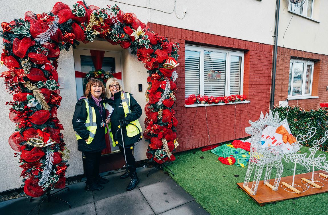 WeAreTorus's tweet photo. Daneville (L4) residents with their incredible decorations get a hand cleaning up for Christmas, removing 12 x 8 tonne skips full of rubbish at their Clean Up Day.
#ConnectingWithCustomers #Community #Clubmoor #Liverpool https://t.co/YaQJW4nMk2