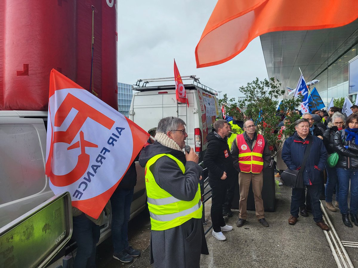FeetsFO's tweet photo. Interventions des représentants @force_ouvriere à la manifestation contre le départ d'@AirFranceFR d'#Olry @ParisAeroport @FO_AF @Snpnc_Fo @SouillotFo @ETF_Europe @FeetsFO https://t.co/kRnM0QNE5X