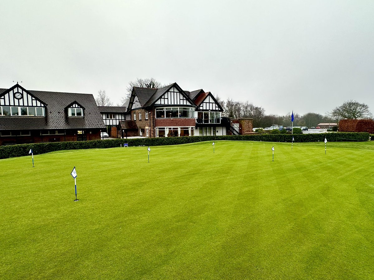 Greens getting a hand mow this 
morning and performing well despite the ongoing bad 
weather! 

#prestongolfclub #handmowing