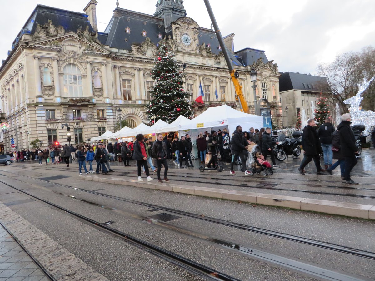 AfmTelethon37's tweet photo. Ce samedi 9 décembre, la Délégation 37 était mobilisée pour le #Téléthon2023 sur son stand, Place Jean Jaurès à Tours. https://t.co/HvSWP7sWy7