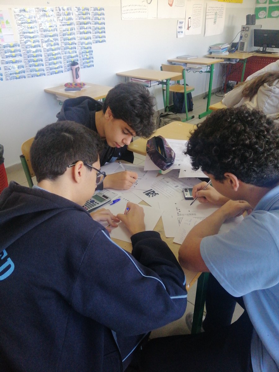 NassarSimone's tweet photo. Les apprenants de la classe de 2nde FS utilisent le code ASCII pour créer le QR code de leurs prénoms. #Internet #SNT @Hhhsinfo @DidiSaleh10 @ea_rania https://t.co/akl1W5i7zG