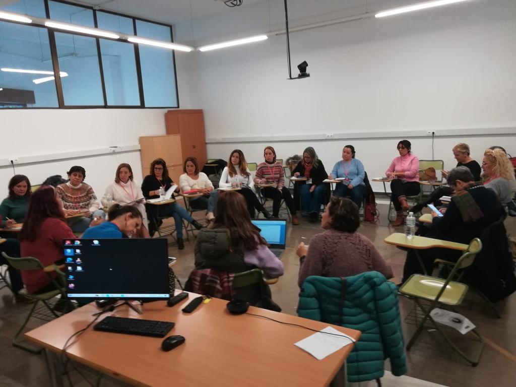 ℹ️ Hoy continuamos en la escuela feminista andaluza de universidad Pública.
Primer encuentro “Creando redes de Mujeres Sindicalistas y Feministas en las universidades Públicas Andaluzas” ✊
