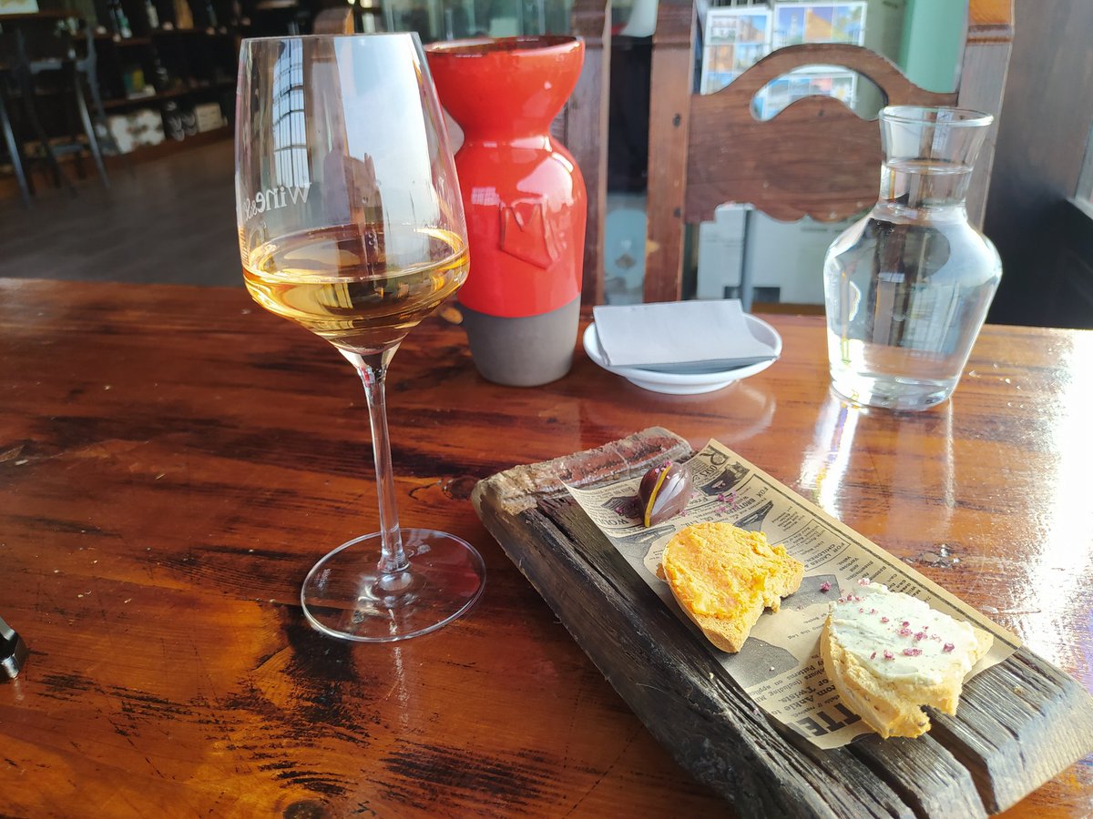 _BruceWine's tweet photo. Primera visita a bodegas en Tenerife. Muy grata la visita a @bodegasmonje sorprendentes instalaciones, buena atención y sorpresas varias. Las vistas de la terraza espectaculares! https://t.co/gmnkYPAXgb