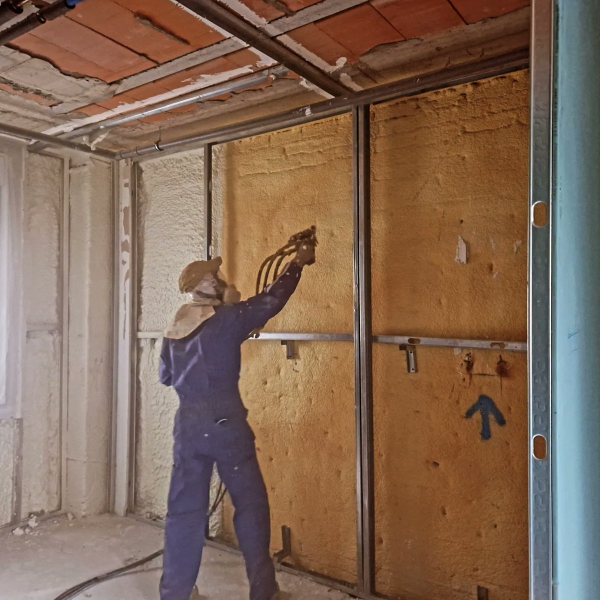 gainza_e's tweet photo. Ayer, nuestros técnicos instaladores estuvieron trabajando en este chalet pareado. A pesar de tener un aislamiento previo con poliuretano, la empresa reformista decidió apostar por una nueva capa de espuma sobre la ya existente, consiguiendo un espesor cercano a los 10 cm. https://t.co/JZ3qyh4UpD