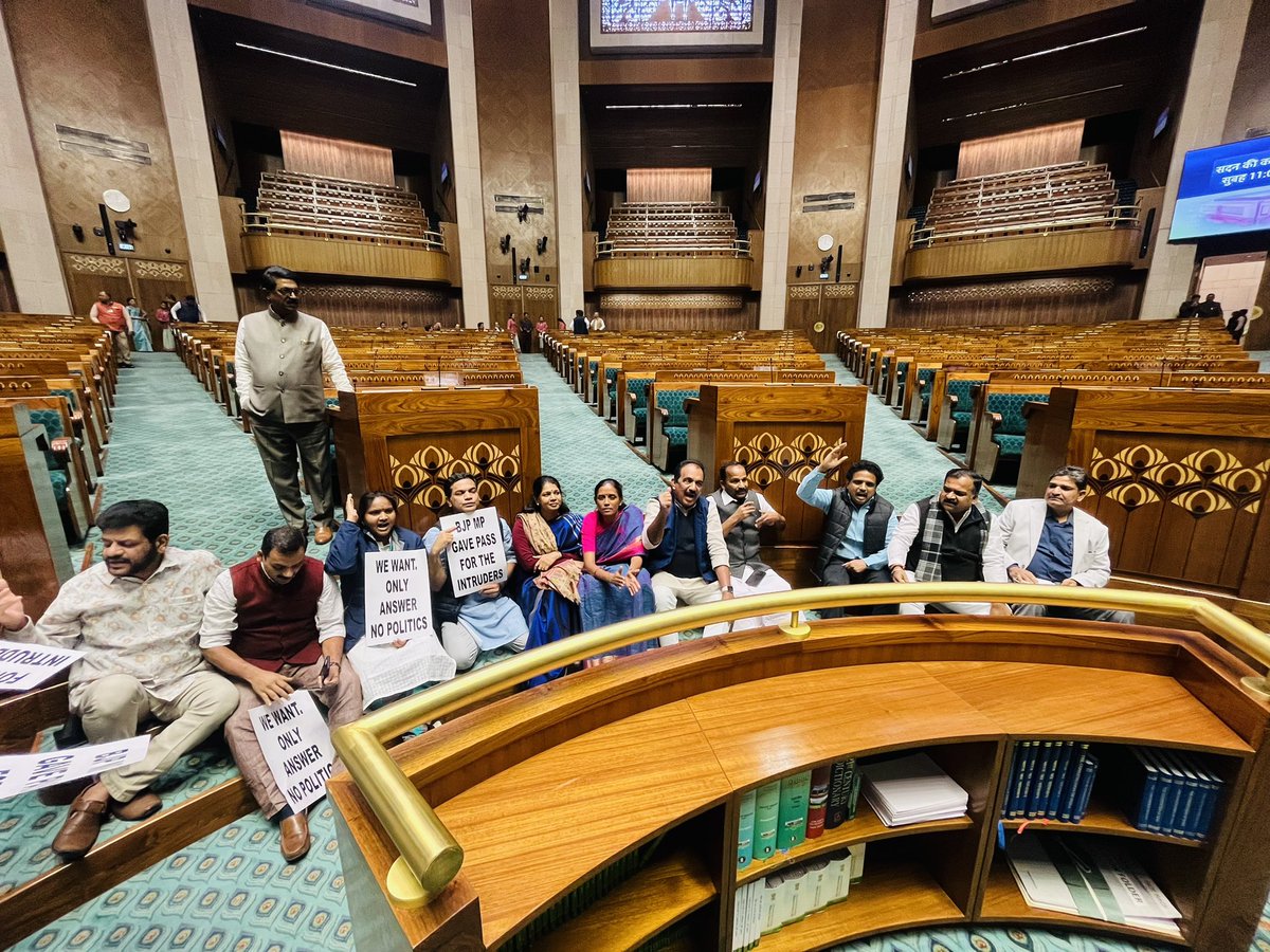 DrSenthil_MDRD's tweet photo. 15 MPs of opposition parties were suspended from Loksabha for rest of winter session till 22nd for holding placards demanding answer from HM for a detailed response to security breach

Parthiban of DMK was not present during that time but his name too included in suspension list https://t.co/CfatTuqy9e