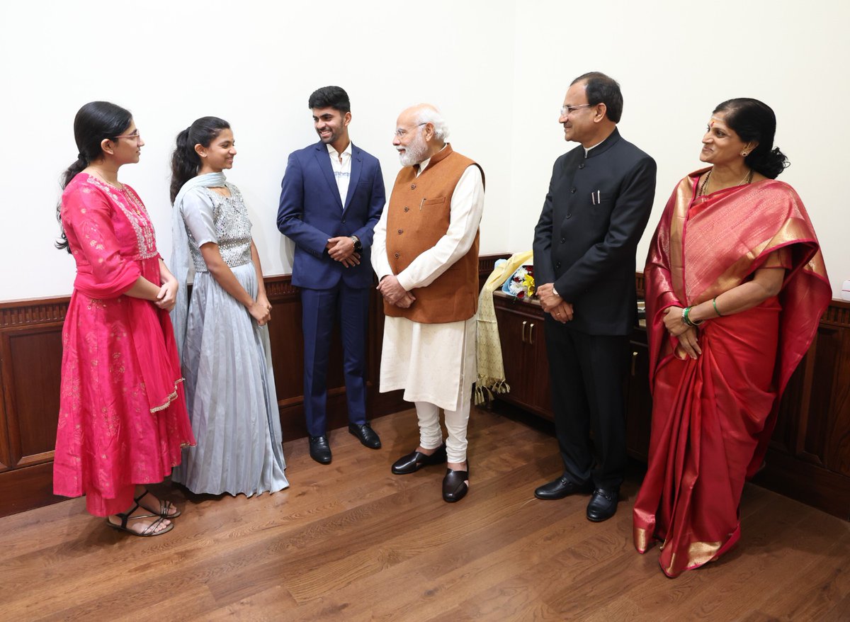 bhagwantkhuba's tweet photo. ಚಿಕ್ಕ ಮಕ್ಕಳಿಂದ ಹಿಡಿದು ಎಲ್ಲಾ ವಯಸ್ಸಿನವರ ಮೇಲೆ ಸಕಾರಾತ್ಮಕ ಪ್ರಭಾವ ಬಿರುವಂಥ ವ್ಯಕ್ತಿತ್ವವುಳ್ಳ, ವಿಶ್ವದ ಅಗ್ರಗಣ್ಯ ನಾಯಕರು, ನಮ್ಮ ಹೆಮ್ಮೆಯ ಪ್ರಧಾನಮಂತ್ರಿಗಳಾದ ಸನ್ಮಾನ್ಯ ಶ್ರೀ ನರೇಂದ್ರ ಮೋದಿಜಿಯವರಿಗೆ, ಕುಟುಂಬ ಸಮೇತ ಭೇಟಿಯಾಗಿ, ಅವರ ಆಶೀರ್ವಾದ ಮತ್ತು ಮಾರ್ಗದರ್ಶನ  ಪಡೆದುಕೊಳ್ಳುವ ಸೌಭಾಗ್ಯ ಇಂದು ನಮ್ಮೆಲ್ಲರದ್ದಾಯಿತು. https://t.co/OiHrSx2rRW