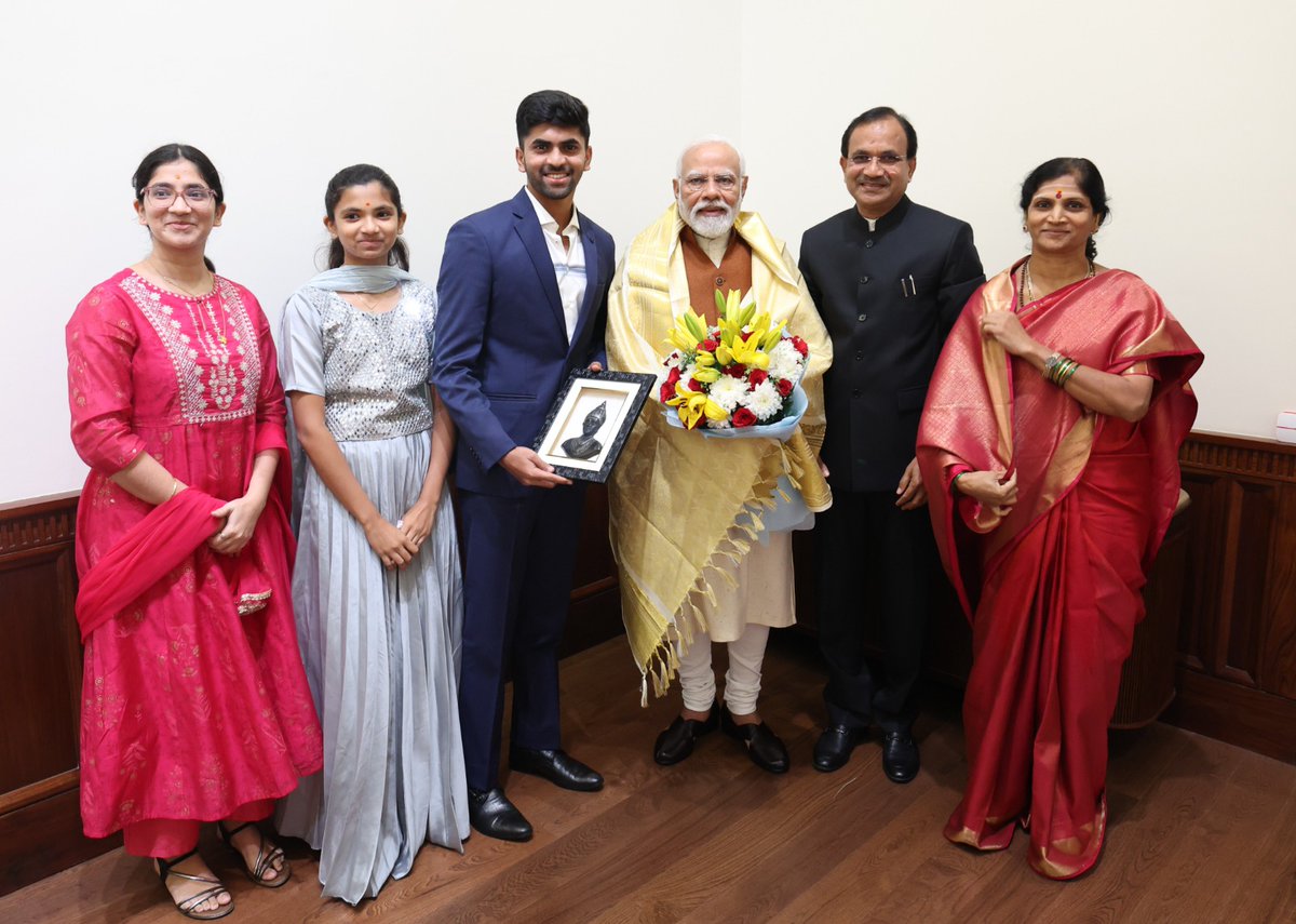 bhagwantkhuba's tweet photo. ಚಿಕ್ಕ ಮಕ್ಕಳಿಂದ ಹಿಡಿದು ಎಲ್ಲಾ ವಯಸ್ಸಿನವರ ಮೇಲೆ ಸಕಾರಾತ್ಮಕ ಪ್ರಭಾವ ಬಿರುವಂಥ ವ್ಯಕ್ತಿತ್ವವುಳ್ಳ, ವಿಶ್ವದ ಅಗ್ರಗಣ್ಯ ನಾಯಕರು, ನಮ್ಮ ಹೆಮ್ಮೆಯ ಪ್ರಧಾನಮಂತ್ರಿಗಳಾದ ಸನ್ಮಾನ್ಯ ಶ್ರೀ ನರೇಂದ್ರ ಮೋದಿಜಿಯವರಿಗೆ, ಕುಟುಂಬ ಸಮೇತ ಭೇಟಿಯಾಗಿ, ಅವರ ಆಶೀರ್ವಾದ ಮತ್ತು ಮಾರ್ಗದರ್ಶನ  ಪಡೆದುಕೊಳ್ಳುವ ಸೌಭಾಗ್ಯ ಇಂದು ನಮ್ಮೆಲ್ಲರದ್ದಾಯಿತು. https://t.co/OiHrSx2rRW