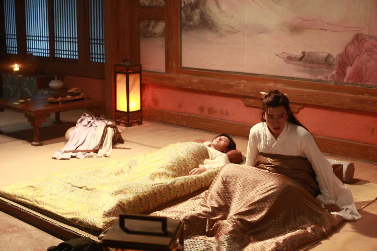 pigsky0's tweet photo. 后知后觉的一些热知识🙊🙉🙈
“只要电视里穿的是全白的内衫，就是没穿的意思，为了过审”
🫣🫣🫣🤯🤯🤯🥵🥵🥵

#张哲瀚 #龚俊 #Zhangzhehan #GongJun #JunZhe https://t.co/bNggJAZnjU