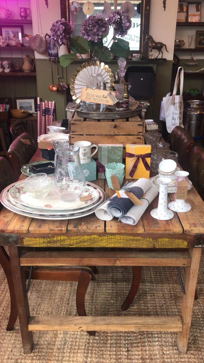 Hello  🐇 friends. It’s our late night #thursday so call in for a complementary fizz 🥂 &amp; a nibble. #christmas  …. We have candle sticks  vintage glass &amp; plates for your table. Gorgeous Christmas candles. Come &amp; burrow #downtherabbithole