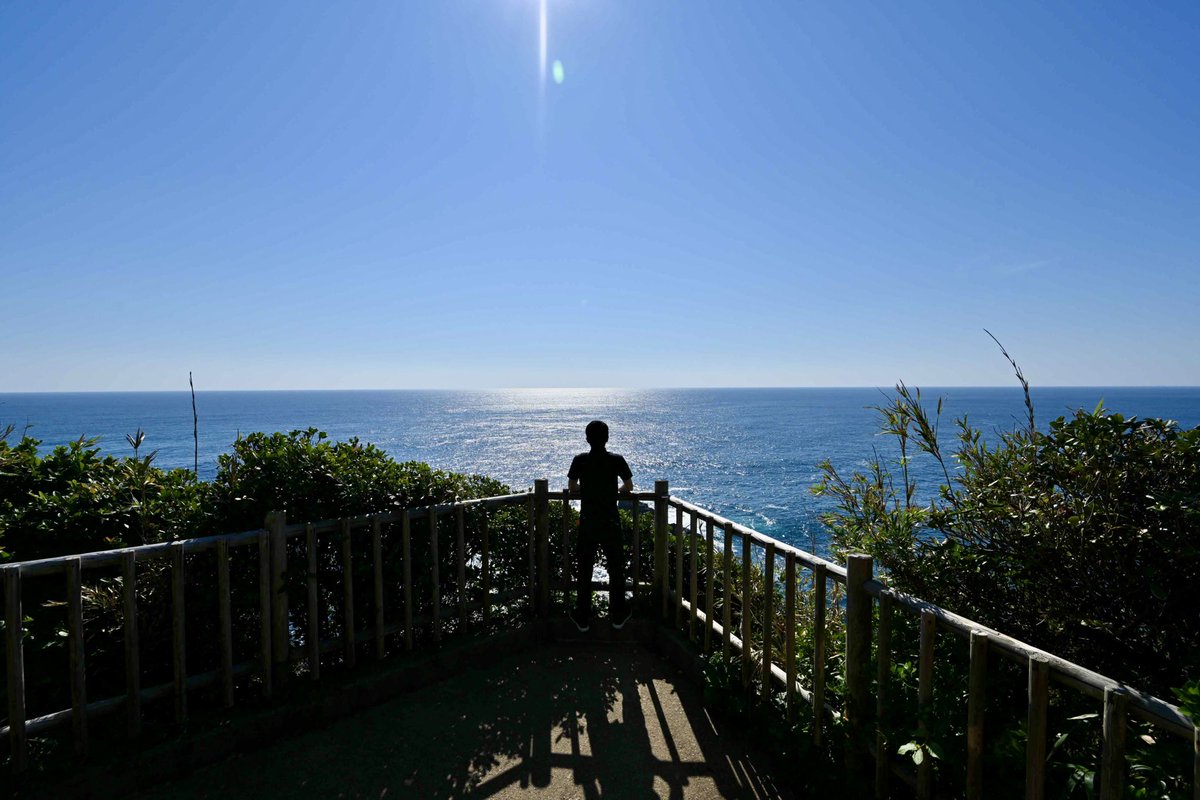 Departures_web's tweet photo. 今回も少しずつ掲載予定と溢れネタを紹介。

ごらんあれが足摺岬、南のはずれと、見知らぬ人が指をさす。

荒々しい太平洋の景観と、付近の光源の少なさによる素晴らしい星空。
室戸岬と共に中心部より少し離れて居ますが、訪れる価値アリです(*´∀｀*)

#写真
#C103
#高知
#旅行
#足摺岬 https://t.co/mNMaaoOivf