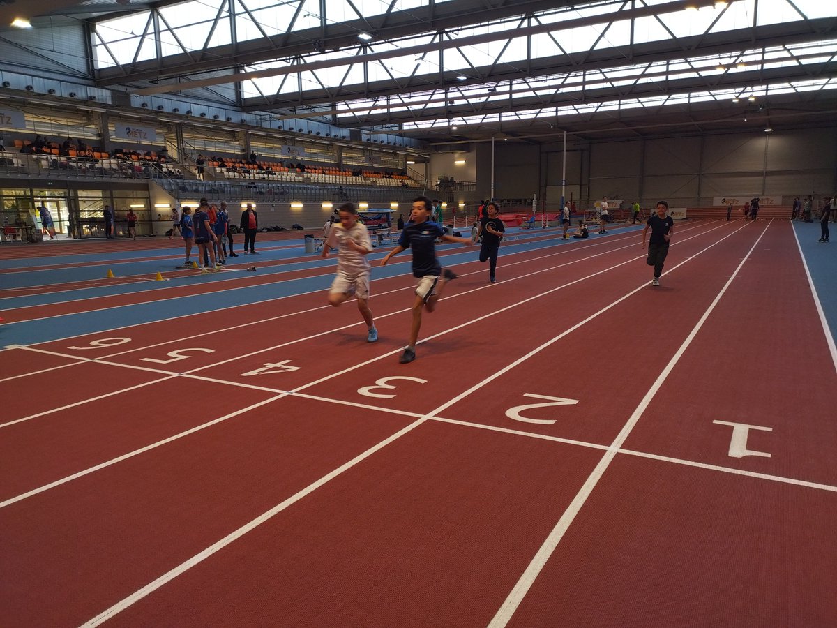 UGSELGrandEst's tweet photo. Nos jeunes investissent l'anneau de @MairiedeMetz pour le championnat territorial UGSEL d'Athlétisme en Salle ! Des performances remarquables pour cette #génération2024 @LaurentHoppe @marechalgui @regiongrandest @UGSELnationale @GrosdidierMetz @pepanier @RaphLeclerc https://t.co/X8aiYrxmwI