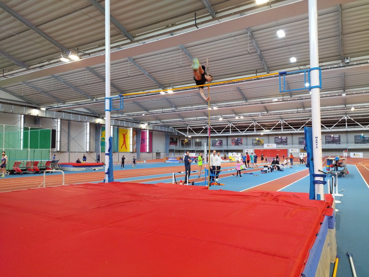 UGSELGrandEst's tweet photo. Nos jeunes investissent l'anneau de @MairiedeMetz pour le championnat territorial UGSEL d'Athlétisme en Salle ! Des performances remarquables pour cette #génération2024 @LaurentHoppe @marechalgui @regiongrandest @UGSELnationale @GrosdidierMetz @pepanier @RaphLeclerc https://t.co/X8aiYrxmwI