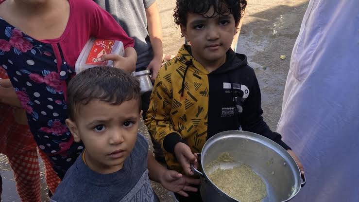 <a href="/zafersahin06/">Zafer Şahin</a> Mecliste Diyarbakır Kebabı yemek için sıraya geçen Vekilleri görüyorsunuz. 
Amaçları Kebap yemek değil, geleneği devam ettirmek.