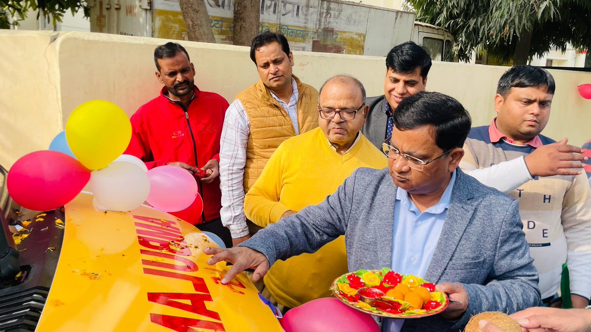 CmoBaghpat's tweet photo. राज्य सरकार के द्वारा जनपद को मिली 8 नई 102 एम्बुलेंस की सौगात,बागपत जनपद मे संचालित 102 की कुल 17 एम्बुलेंस मे  से लाइफ ओवर हो चुकी पुरानी 8 (102) एम्बुलेंस की जगह शासन से 8 नई (102) एम्बुलेंस  प्राप्त हुई है! जिनको फीता काटते हुए हरी झंडी दिखाई गयी! @BagpatDm @brajeshpathakup https://t.co/apTsRu3zPP