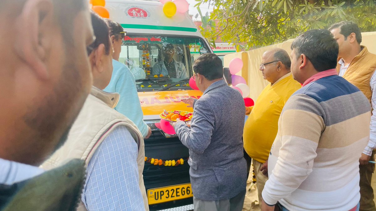 राज्य सरकार के द्वारा जनपद को मिली 8 नई 102 एम्बुलेंस की सौगात,बागपत जनपद मे संचालित 102 की कुल 17 एम्बुलेंस मे  से लाइफ ओवर हो चुकी पुरानी 8 (102) एम्बुलेंस की जगह शासन से 8 नई (102) एम्बुलेंस  प्राप्त हुई है! जिनको फीता काटते हुए हरी झंडी दिखाई गयी! <a href="/BagpatDm/">DM Baghpat</a> <a href="/brajeshpathakup/">Brajesh Pathak</a>