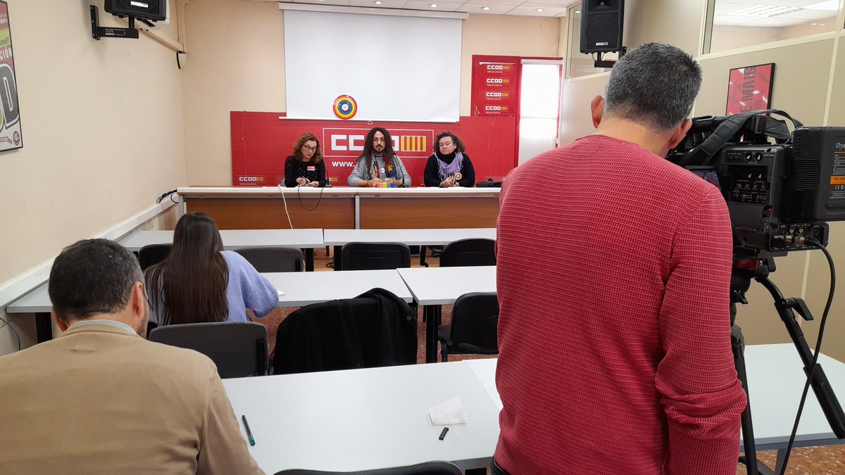 educacio_ccoopv's tweet photo. Comença la roda de premsa d'@educacio_ccoopv per denunciar la paràlisi judicial i per part de l'administació educativa per a determinats delictes d'odi per part de la ultradreta a l'àmbit educatiu de la nostra autonomia. Amb @XeloValls @IDescals https://t.co/gu0P1TUhKK