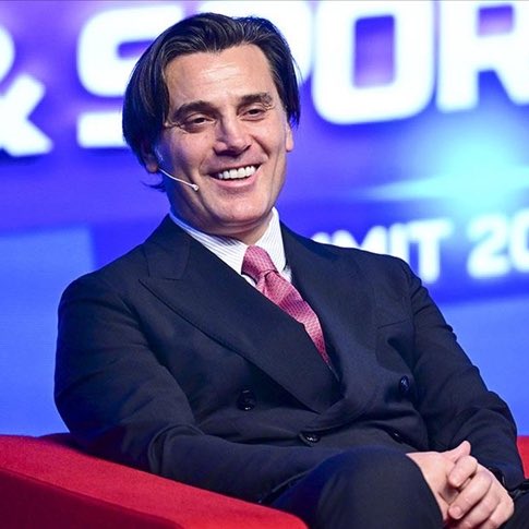 Vincenzo Montella: Atak yaparken illa 9 numara da şart değil. Nasıl atak yapacağınızı bilmek ve organize olmak gerek. Futbolcuların özelliğine göre bunu belirlemelisiniz. Örneğin Kerem her zaman kaleyi hedefleyen bir oyuncumuz, eğer ileride oynamasa da yine kaleye yönelik olarak…