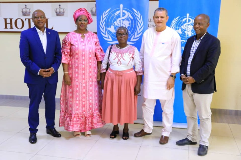 En pleins travaux, les participants ont reçu la visite de la Ministre en charge de la santé, venue les encourager et les féliciter pour leur engagement aux côtés du #Burundi et en faveur de la santé de la population.