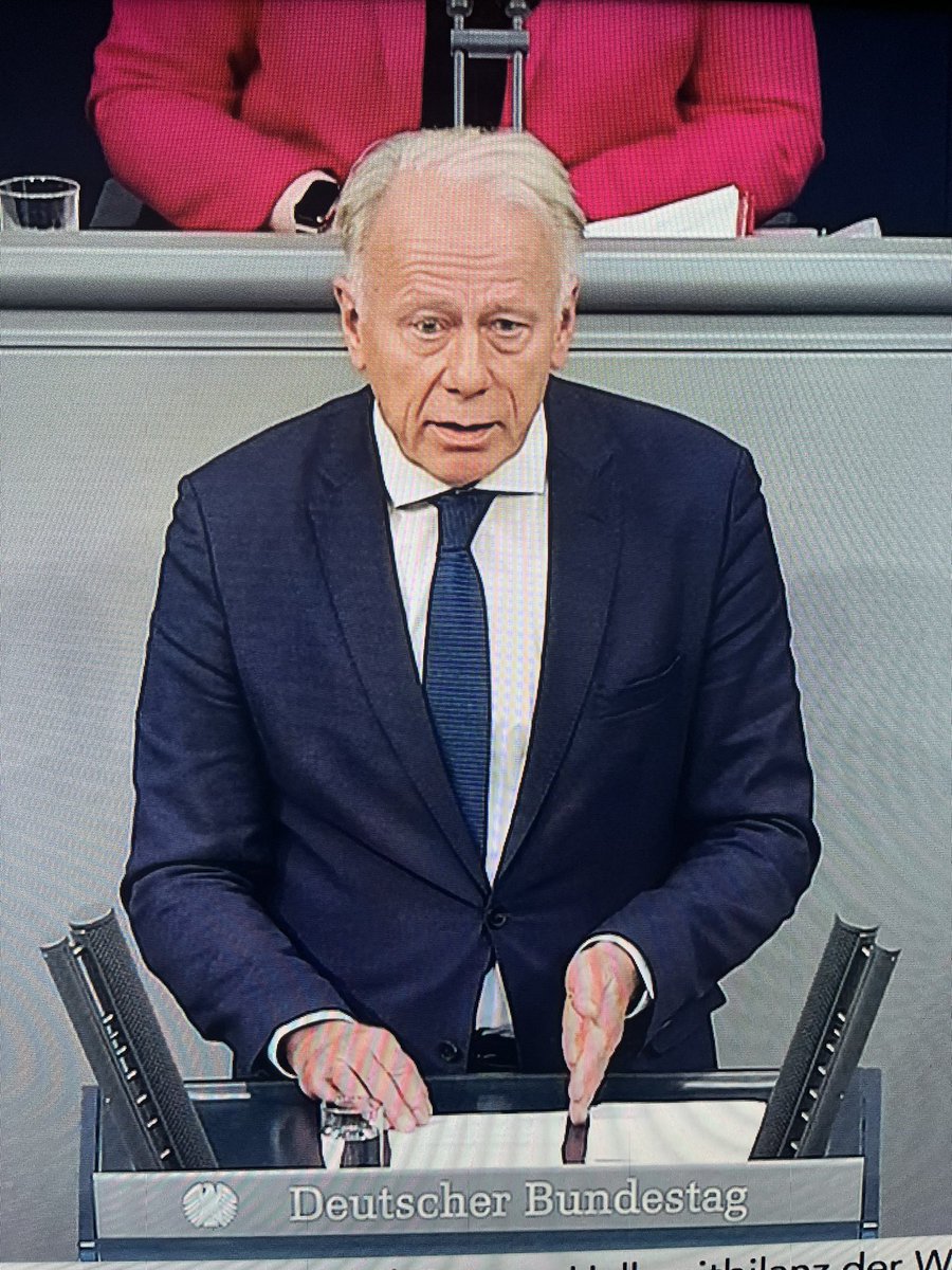„Wenn #Demokraten nicht zusammenstehen, kommen #Anti-Demokraten an die Macht.“ Es ist die letzte Rede von Jürgen #Trittin nach 25 Jahren im Bundestag.