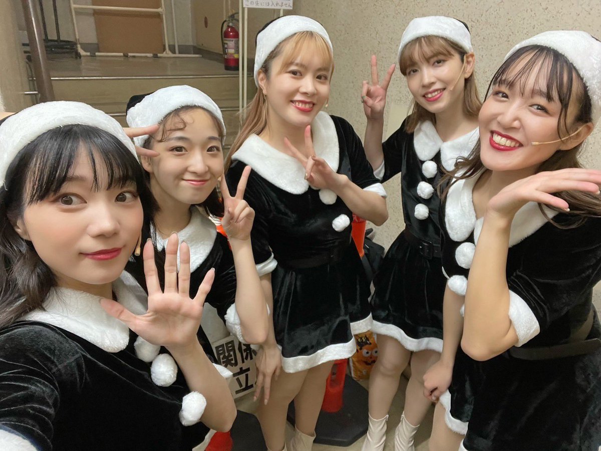 72mk99's tweet photo. #クリスマスキャロル2023
無事に全日程終演致しました🎄

笑いと感動の詰まったとても素敵な作品で、素敵なキャストさん達とご一緒できたこと本当に嬉しく思います😊
この作品に出会えて良かった〜🤍 

ご観劇いただいたお客様、支えてくださったスタッフの皆様ありがとうございました🙇 https://t.co/lCGoZf0Agx