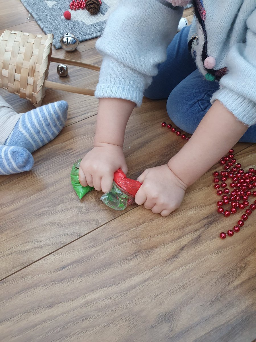 PoppinsDaycare1's tweet photo. A different kind of paint play this morning 😁 Lots of poking, squishing, squeezing strengthening dexterity skills #sensoryplay #aweandwonder #messfree #focused @EarlyWales @PACEYCymru @PlayWales @WeCareWales https://t.co/WWT1b0lrez