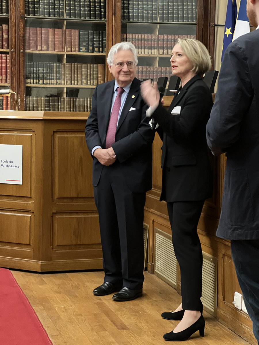 Prix remis à Véronique Walsh, Présidente, par @LOIC1947, Président du jury Médicament et Travaux de recherche Professeur en Médecine Interne. Professeur de Thérapeutique. Fondateur et coordonateur du Groupe Français d'Etude des Vascularites (GFEV)

#PrixGalien2023 #VIH